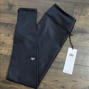 Alo | Airbrush Legging in Black Glossy NWT